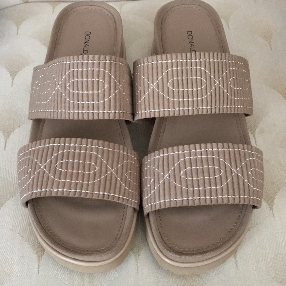 NEW NEVER BEEN WORN!! Donald J  Pliner  slides
